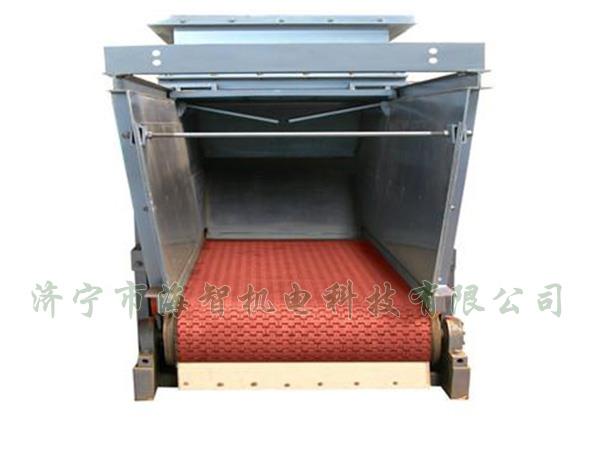 防腐蝕帶式（甲帶）給料機采用了防打滑膠帶，防止在物料輸送過程中造成撒料后果